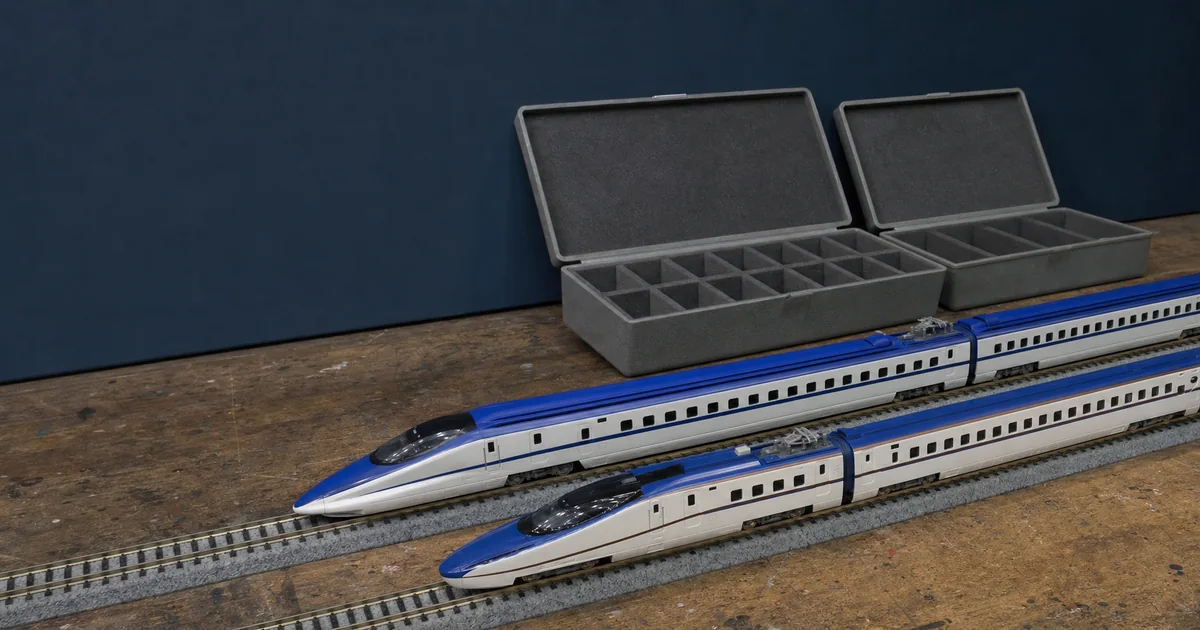 兩列藍白色尖鼻高速列車模型的工作台比較情境