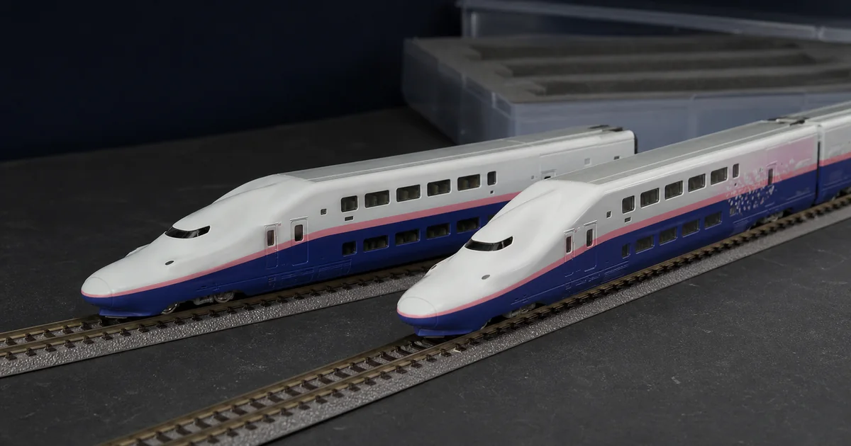 兩列白藍粉紅色雙層高速列車模型的工作台比較情境