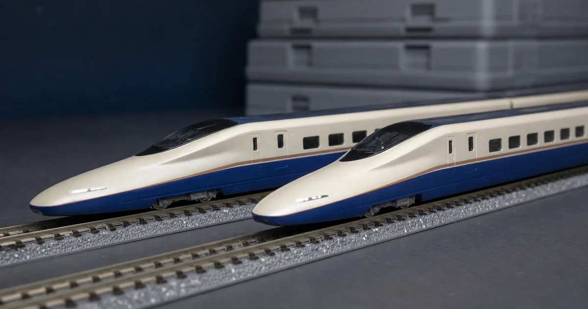 兩列象牙白藍銅色長鼻高速列車模型的工作台比較情境