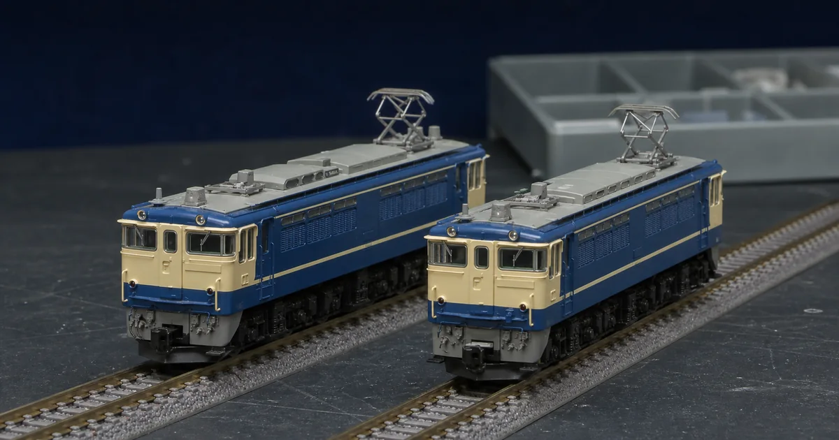 兩輛藍色與奶油色箱型電力機車模型的工作台比較情境