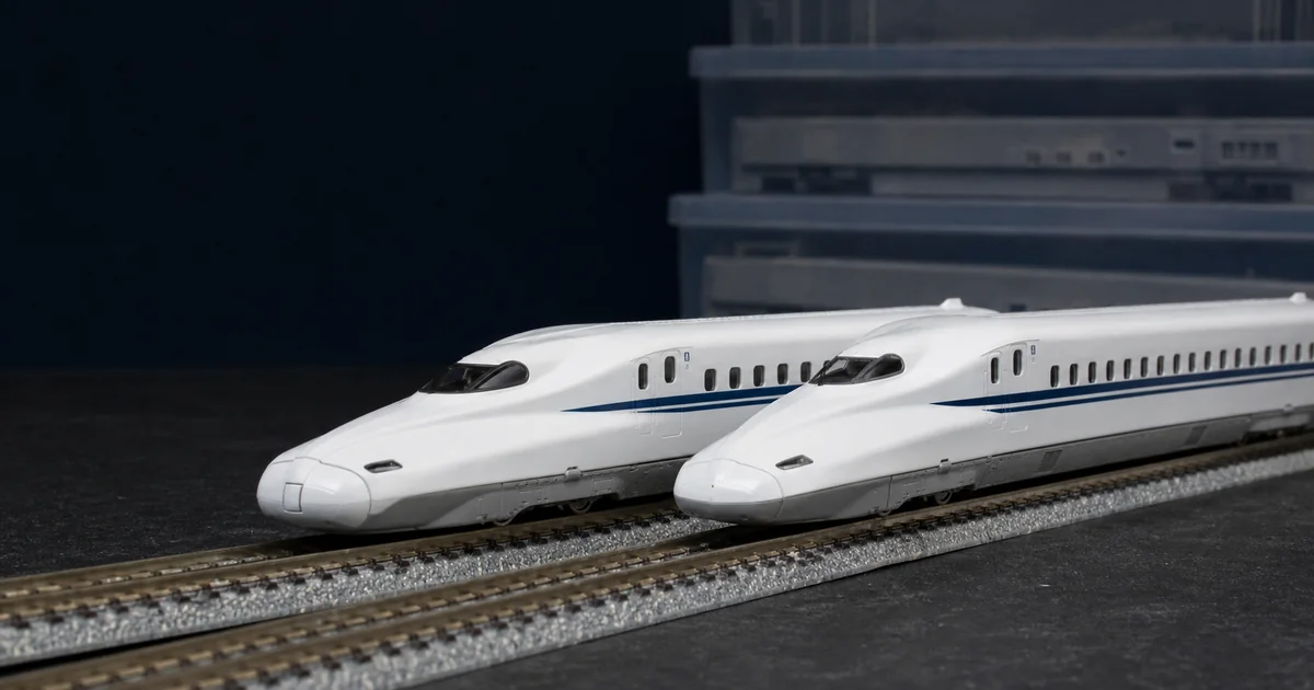 兩列白色藍帶N700A風格高速列車模型的工作台比較情境